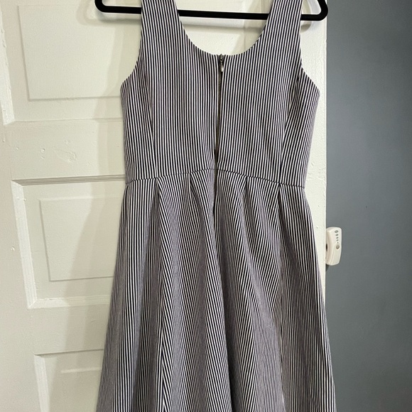 Striped Banana Republic dress with pockets! - Picture 3 of 3